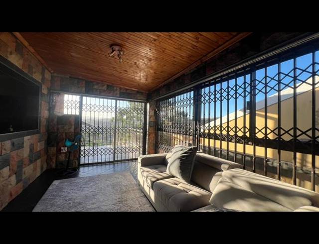 3 BEDROOM HOUSE FOR SALE IN VALDIN HEIGHTS